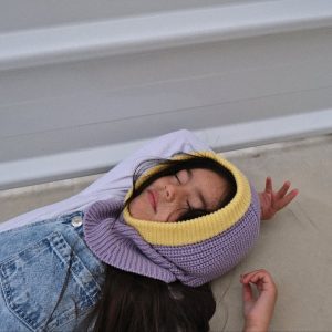 Cagoule lila et jaune crème